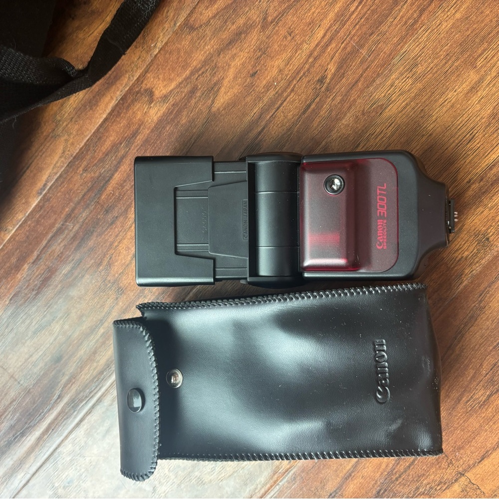 Canon T90 Camera Bag with Lenses - Picture 4 of 11